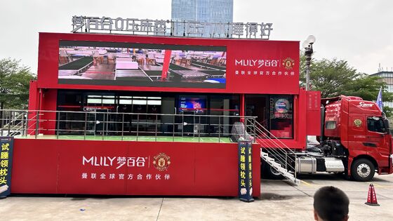 Outdoor P6 Mobile Digital Billboard LED Display Screen with IP65 Waterproof 960x960mm Cabinet and 4500-5500cd/m² Brightness